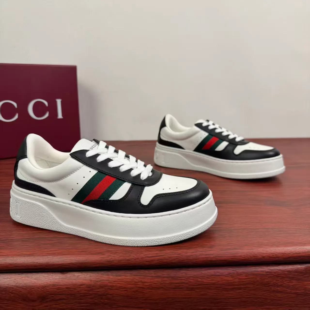P420 new men's shoes GUCCI [Lightning] latest shoes are shipped. Original quality, fashionable, special materials, inner mesh, brand new packaging. The foot feels super comfortable and the workmanship is impeccable. Size: 38-45
